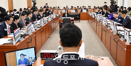 ▲국회 기획재정위원회가 22일 국회에서 전체 회의를 열고 246건을 일괄 상정하고 심사결과 소위원회의 심사 결과 보고를 듣고 있다. Ⓒ영등포시대 