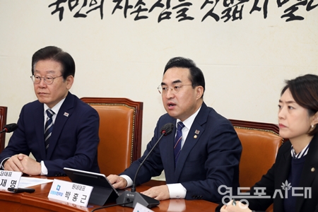 ▲박홍근 원내대표(사진 가운데)가 “‘일제 강제 동원 굴욕 해법과 굴종적 한일 정상회담 진상규명을 위한 국정조사요구서’를 오늘 제출하겠다”라고 밝히고 있다.Ⓒ영등포시대