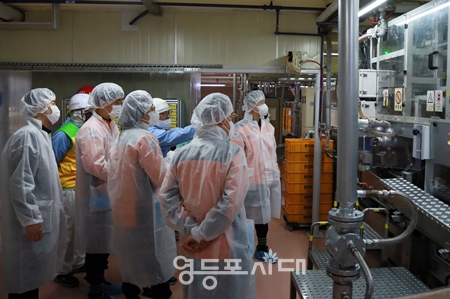 ▲영등포소방서 관계자들이 29일 오후 화재로 인한 인명·재산 피해 방지를 위해 ‘롯데제과 영등포공장’을 방문해 롯데제과 관계자로부터 설명을 듣고 있다./이미지=영등포소방서 제공