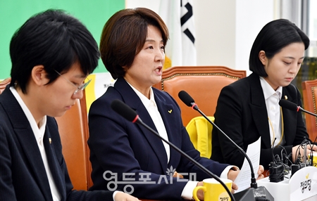 ▲정의당 이은주 원내대표(사진 가운데)가 4일 국회에서 열린 의원총회 모두 발언에서 “주 69시간제에 대해 정부가 내릴 판단은 ‘폐기’ 하나밖에 없다”라고 강조하고 있다. Ⓒ영등포시대
