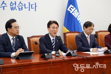 ▲김민석 정책위의장이(사진 가운데) ‘좋은 청년 정책 3호로 “교통이 열악한 지방 산업단지의 중소기업 청년 근로자 교통비 지원 사업, 즉 ‘청년 동행 카드’의 복원”을 제안하고 있다. Ⓒ영등포시대