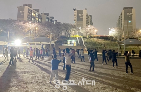 ▲4월 3일 4월 들어 처음으로 열린 안양천 영롱이 구장에서 열린 건강 체조 교실/이미지=영등포체육회 제공