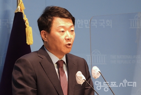 ▲국민의힘 윤희석 대변인이 7일 국회 소통관에서 갖은 프리핑을 통해 “민주당의 망국적 포퓰리즘 DNA에 농민과 농업의 미래는 없다”라며 민주당을 강하게 비판하고 있다.  Ⓒ영등포시대 