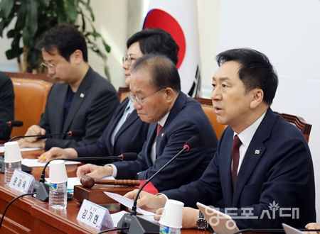 ▲국민의힘 김기현 대표가 4월 11일 국회에서 열린 최고위원회 모두발언에서 “민주당은 국회 의원정수 감축을 반대한다는 것인지 아니면 정수를 늘리자는 것인지 명확히 해 달라”라고 촉구하고 있다. Ⓒ영등포시대