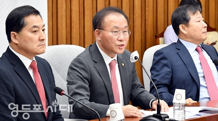 ▲국민의힘 윤재옥 원내대표(사진 가운데)가 4월 11일 국회에서 취임 후 첫 번째 원내대책회의를 열고 원내 운영에 대한 기조를 밝히고 있다. Ⓒ영등포시대 