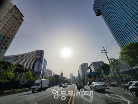 ▲4월 12일 아침 미세먼지로 뿌연 영등포구 국회대로길 Ⓒ영등포시대