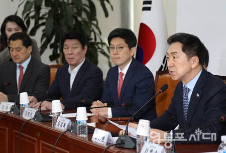 ▲국민의힘 김기현 대표(사진 오른쪽)가 4월 12일 국회에서 최고위원과 중진의원 연석회의를 열고 “산불 피해를 본 강릉지역에 대해 재난지역 선포를 정부에 적극적으로 건의하겠다”라고 밝히고 있다.  Ⓒ영등포시대