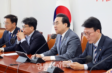 ▲박홍근 원내대표(사진 오른쪽에서 두 번째)가 14일 국회에서 열린 정책조정회의 모두 발언에서 “도청 당사국인 미국에 당당하게 항의하고 이를 국민께 설명해야지, 왜 애먼 야당에, 언론에 화풀이하고 겁박하는 것입니까?”라고 따져 묻고 있다. Ⓒ영등포시대 