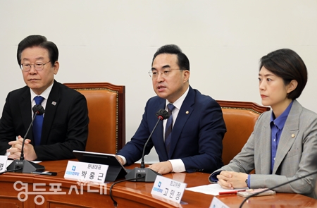 ▲박홍근 원내대표(사진 가운데)가 모두발언에서 “국민의힘이 금주 중으로 법사위 개의를 또다시 거부한다면 민주당은 27일 본회의에서 양 특검법과 민생법안들을 국회법에 따라 처리해 나서겠다”라는 점을 분명히 밝히고 있다. Ⓒ영등포시대