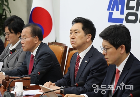 ▲국민의 김기현 대표(사진 오른쪽에서 두번째)가 가짜뉴스와 쩐당대회를 강조하며 민주당과 송영길 전 대표, 이재명 대표를 모두 싸잡아 강하게 비판하고 있다.Ⓒ영등포시대