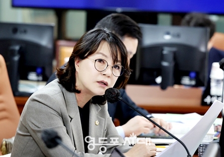 ▲서울시의회 김혜영 의원은 제318회 임시회 서울시의회 교육위원회 회의에서 서울시교육청을 향해 “실제 교육 현장에서는 학부모에 의해 교권 침해를 당해도 아무 조치도 이행하지 않고 있는 경우가 많아 대책 마련이 절실한 상황이다”라고 강조하고 있다./이미지=서울시의회 제공