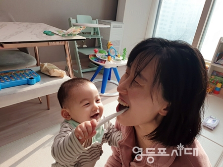 ▲‘서울엄빠 행복한 순간 공모전’에서 영예의 대상을 차지한 사진분야, ‘엄마! 이 닦아줄게요!’/이미지=서울시 제공