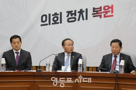 ▲윤재옥 원내대표가 4월 25일 국회에서 열린 원내대책회의 모두 발언에서 “국익 앞에 여야 없다는 평범한 진리가 대한민국 국회에서 실종된 현실이 너무 안타깝다”라고 밝히고 있다. Ⓒ영등포시대