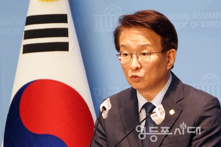 ▲민주당 권칠승 대변인은 4월 26일 국회 소통관에서 갖은 브리핑에서 “윤석열 대통령은 대한민국 대통령으로서 한미 정상회담에서 반드시 미국의 도청 의혹에 대해 강력하게 항의하기를 바란다”라고 당부하고 있다. Ⓒ영등포시대 