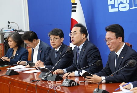 ▲박홍근 민주당 원내대표(사진 오른쪽에서 두 번째)가 4월 28일 마지막 원내정책조정회의을 열고 “50억 클럽 특검법과 김건희 여사 특검법 신속처리안건 지정 요구동의안을 국회에 제출했다”라고 밝히고 본회의 의결을 강조하고 있다. Ⓒ영등포시대