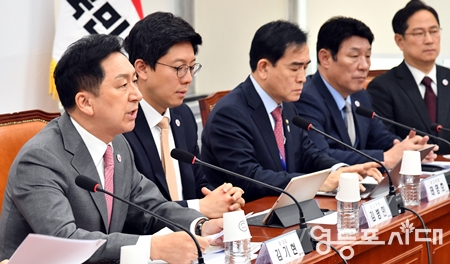 ▲김기현 대표(사진 왼쪽)가 4월 27일 국회에서 열린 최고위원회 모두 발언에서 NCG 핵협의그룹 신설에 대해 “2006년 이후 정상회담에서 확장억제 재확인 수준의 발표가 있었다”라고 밝히고 있다. Ⓒ영등포시대