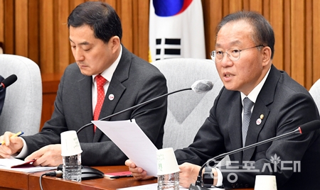 ▲윤재옥 국민의힘 원내대표(사진 오른쪽)가 28일 국회에서 열린 원내대책회의에서 “민주당이 오직 숫자의 힘으로 의회민주주의와 국회선진화법의 합의 정신을 유린하며 자기들 마음대로 법 제도로 바꾸고 있다”라며 강하게 비판하고 있다. Ⓒ영등포시대