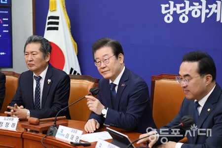▲이재명 대표(사진 가운데)가 28일 국회에서 열린 최고위원회 모두 발언에서 “치열한 외교 전장에서 국익을 지키지 못하는 외교란 설 자리가 없는 것이다”라며 윤석열 대통령의 방미 성과에 대해 비판하고 있다. Ⓒ영등포시대