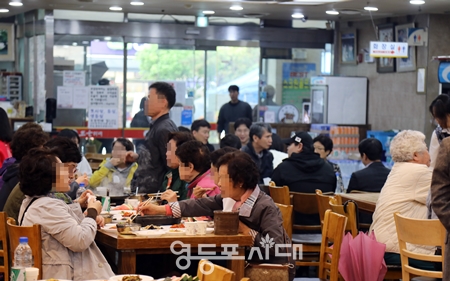 ▲또순이네가 개최한 어르신 경로잔치에 초대받은 지역 내 어르신들이 점심을 하고 있다. Ⓒ영등포시대