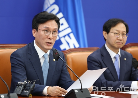 ▲김민석 정책위의장(사진 왼쪽)이 “정책위는 간호법과 함께 윤석열 대통령의 대선 공약이자 여야의 대표적인 대선 공통공약인 5.18정신 헌법 삽입을 위한 구체적인 실행 방안 검토에 들어가겠다”라고 밝히고 있다. Ⓒ영등포시대