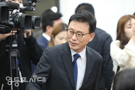 ▲5월 2일 박광원 원내대표가 회의실에 들어서 취재진들과 일일이 악수하며 인사를 나누고 있다. Ⓒ영등포시대