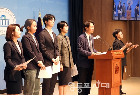 ▲정치개혁2050 일동이 5월 3일 국회 소통관에서 기자회견을 열고 “20년 만에 전원위 토론 후 여•야는 20일째 표결 안도 만들지 못하고 있다”라고 지적하고 있다. Ⓒ영등포시대  