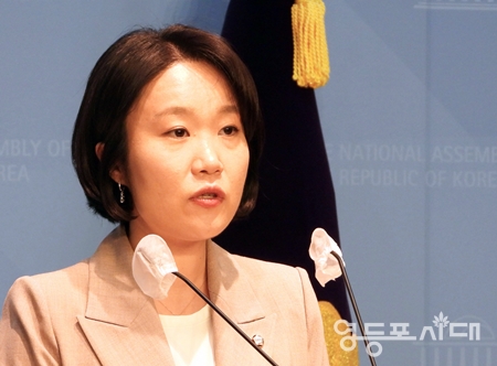 ▲민주당 이소영 대변인이 5월 3일 국회 소통관에서 갖은 브리핑에서 파업을 시작한 의료종사자들에게 “지금이라도 파업을 중단하고 본인을 기다리는 환자들에게 돌아갈 것”을 촉구하고 있다. Ⓒ영등포시대 