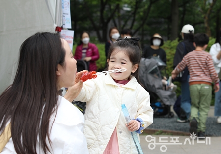 ▲7일 영등포공원에서 개최된 ‘영등포 어린이 축제’ 장을 찾은 황유나(4세-문래동) 어린이가 엄마와 즐겁게 보내고 있다. Ⓒ영등포시대