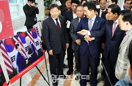 ▲국민의힘 김기현 대표가 5월 8일 정책위원회가 국회 의원회관 제2 로비에서 개최한 윤석열 정부 출범 1주년 사진展 ‘다시 경제다!를 당 지도부와 함께 둘러보고 있다. Ⓒ영등포시대