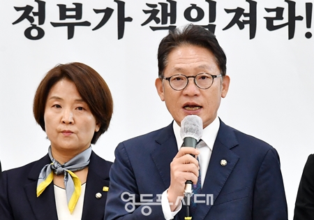 ▲정의당 배진교 신임 원내대표(사진 오른쪽)가 9일 “용산 대통령실을 향해 1열 종대로 정렬한 획일주의 여당보다 다양성을 가진 야당이 협력하고 연대할 때 훨씬 더 강해질 수 있다는 것을, 반드시 증명해 보이겠다”라고 약속하고 있다. Ⓒ영등포시대 