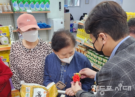 ▲박영준 사회복지협의회장(사진 오른쪽)이 어르신에게 카네이션을 달아 드리고 있다./이미지=영등포구사회복지협의회 제공