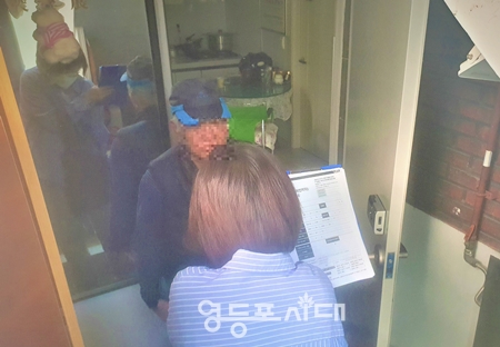 ▲ 동 주민센터 직원이 반지하 주택 거주자를 만나 면담을 진행하고 있다./이미지=영등포구 제공