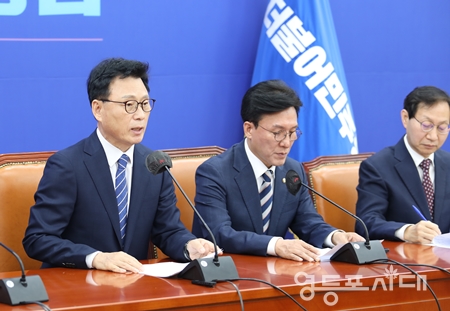 ▲민주당 박광온 원내대표(사진 왼쪽)가 5월 11일 “민주당이 변화의 속도에 따라가지 못한 것에 대한 지적을 아프게 받아들인다”라며 “이번 기회에 공직자 윤리기준과 규범을 면밀하게 살펴보고, 투명성을 더 강화하도록 하겠다”라고 다짐하고 있다. Ⓒ영등포시대 