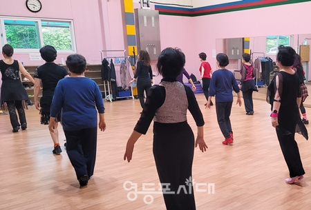 ▲어르신 라인댄스 수업 모습/이미지=영등포구 제공 