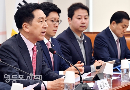 김기현 대표는 “김남국 의원은 국민 앞에 눈물로 석고대죄해도 모자랄 판에 대려 국민을 비웃는 듯한 웃음까지 띠며 당당하기만 하다”라며 “ 조국 전 장관, 이재명 대표로 대변되는 민주당의 내로남불 DNA가 하나도 달라진 것이 없다”라고 목소리를 높였다. 