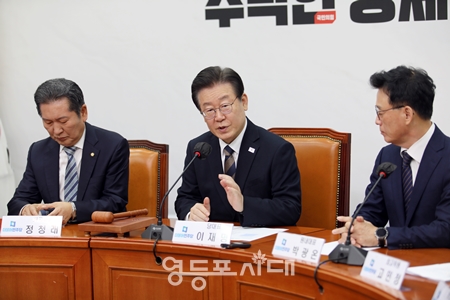 ▲이재명 대표(사진 가운데)가 15일 국회에서 열린 최고위원회의 모두 발언에서 일본이 ”후쿠시마 원전 오염수가 처리되면 마실 수 있을 만큼 안전하다”라고 주장하는 것과 관련해 “안전하다고 우길 게 아니라 진짜 안전함을 스스로 증명하면 될 일이다”라고 일침을 가하고 있다. Ⓒ영등포시대 