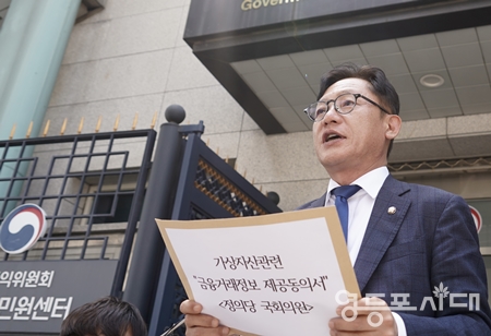 ▲정의당 배진교 원내대표가 국민권익위원회에 당 소속 국회의원 6명 전원의 개인정보 제공 동의서를 제출하기에 앞서 입장문을 발표하고 있다./이미지=정의당 제공