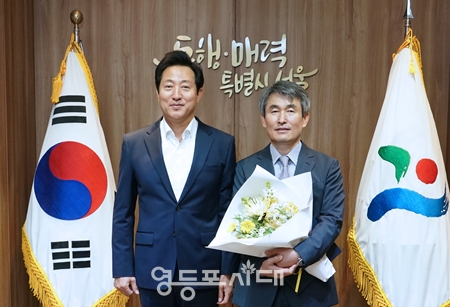 ▲오세훈 서울시장(사진 왼쪽)이 서울시교통공사 사장에 백호 전 서울시 도시교통실장을 임명한 후 기념사진을 찍고 있다./이미지=서울시 제공 