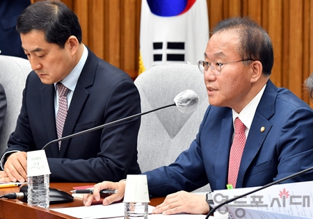 ▲윤재옥 원내대표(사진 오른쪽)가 23일 국회에서 열린 원내대책회의 모두 발언에서 “김남국 의원은 재산 신고 때 현금으로 인출 한 2억 5천만 원을 신고하지 않았다”라며 “이 돈은 어디로 갔느냐?”라고 따져 묻고 있다. Ⓒ영등포시대