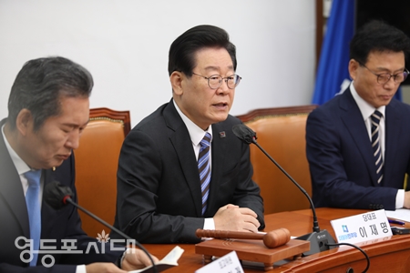 ▲이재명 대표(사진 가운데)가 “대통령실이 ‘오염수보다 더 한 것들이 방출되었지만, 우리 해안에 문제가 없었다’ 이렇게 이야기하면서 또 일본의 역성을 들었다”라며 “일본 총리실 서울출장소 같은 행태다”라고 직격탄을 날리고 있다. Ⓒ영등포시대