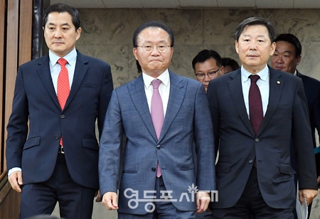 ▲국민의힘 윤재옥 원내대표와 당 지도부가 5월 30일 국회에서 열린 원내대책회의를 위해 회의장에 들어서고 있다. Ⓒ영등포시대 