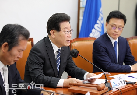 ▲이재명 대표(사진 가운데)가 5월 31일 국회에서 열린 최고위원회 모두 발언에서 “정부는 편향 외교가 아니라, 국익 중심의 유연하고 실용적 외교를 펼쳐야 한다”라고 강조하고 있다. Ⓒ영등포시대