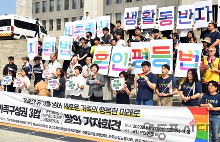 ▲정의당 이정미 대표가 5월 31일 국회 본청 앞 계단에서 가족 구성권 3법 발의 기자회견을 열고 “변화하는 시대, 한 걸음 내디뎌 가족구성의 다양성을 모색하자”라고 강조하고 있다. Ⓒ영등포시대 