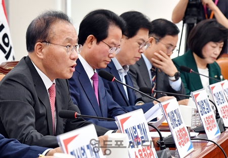 ▲윤재옥 원내대표(사진 왼쪽)가 6월 9일 국회에서 열린 원내대책회의 모두 발언에서 “민주당이 괴담과 가짜뉴스를 쏟아내며 중국 대사까지 끌어들여 쇼를 버리는 것은 돈 봉투 게이트와 코인 게이트에서 국민의 시선을 돌리려는 정략일 것이다”라고 주장하고 있다. Ⓒ영등포시대