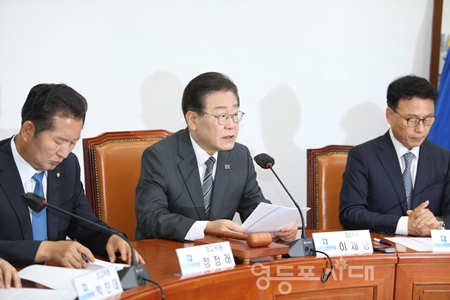 ▲민주당 이재명 대표(사진 가운데)가 6월 12일 국회에서 최고위원회 모두 발언에서 “약 35조원 정도의 추경 편성이 시급하다고 판단이 된다”라고 강조하고 있다.Ⓒ박강열 기자