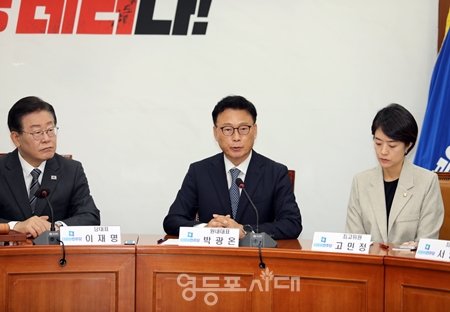 ▲박광온 원내대표(사진 가운데)가 “추경은 매우 절박하다”라며 “추경은 선택이 아니라 필수다”라고 말하고 있다.Ⓒ박강열 기자