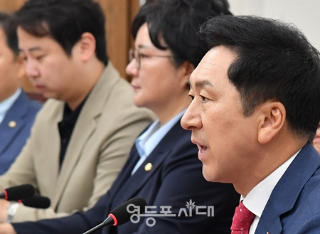 ▲국민의힘 김기현 대표(사진 오른쪽)가 6월 12일 국회에서 열린 최고위원회 모두 발언에서 “민주당 이재명 대표는 G8에 거론될 정도로 세계적 위상과 경쟁력을 인정받고 있는 대한민국의 국격을 손상했다”라고 강하게 비판하고 있다. Ⓒ박강열 기자