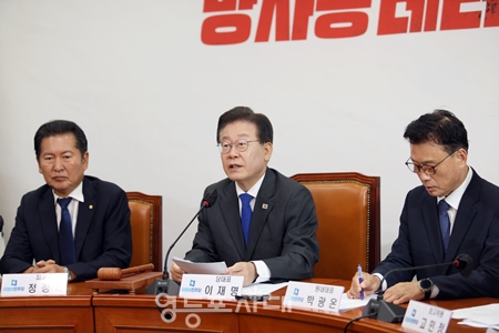 ▲민주당 이재명 대표(사진 가운데)가 14일 오전 국회에서 열린 최고원회 모두 발언에서 과연 대한민국 정부가, 대한민국 국무총리가 일본의 대변인이 아닌가, 대변인 노릇을 하는 것이 아닌가, 이것이 옳은 일인가, 이런 생각이 자꾸 든다”라고 맹공하고 있다. Ⓒ박강열 기자