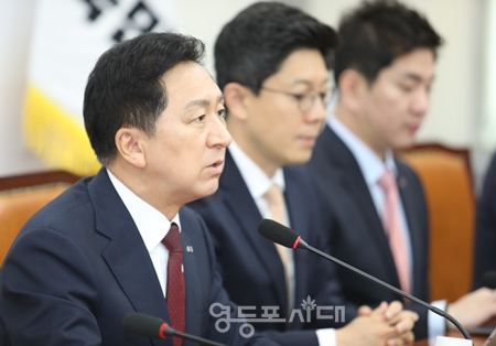 ▲김기현 대표(사진 왼쪽)가 15일 국회에서 열린 최고위원회 모두 발언에서 “민주당은 휴가철을 앞두고 전국을 유랑하면서 어민들의 생계를 위해 하고 수산업 상인들의 여름철 대목장을 망치고 있다”라고 말하고 있다. Ⓒ박강열 기자