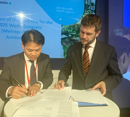 ▲김기현 신산업정책관과 조르디 바커 메트로폴리스 사무총장(오른쪽)이 제 14차 총회 개최지 선정 협약식에 서명하고 있다./이미지=서울시 제공